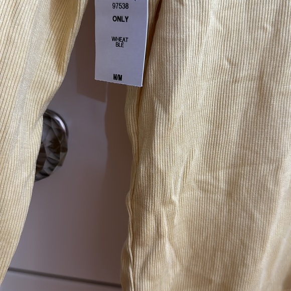 Wheat coloured ribbed aritzia turtle neck long sleeve - Picture 3 of 3